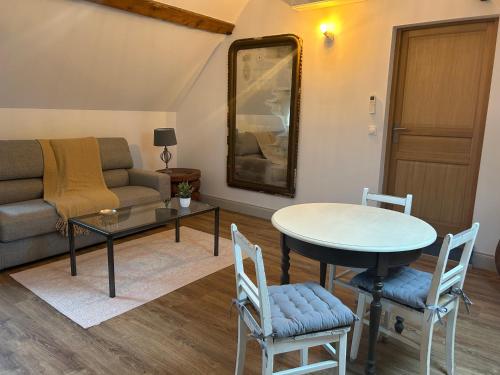 GITES LA POMMERAIE MARESCHES in Artres