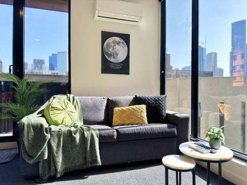 Urban CityScapes 2BR Apt on Bourke