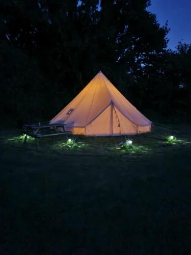 Glamping in style Bell tent gîte à louer Charlwood