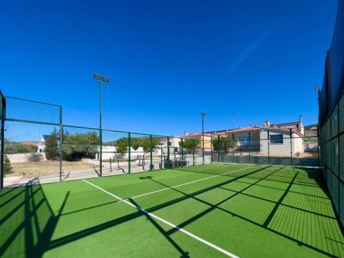 Villa con PISTA DE PADEL privada, piscina y Barbacoa, con más de 1800m2 de terreno, Villa Can Ramón