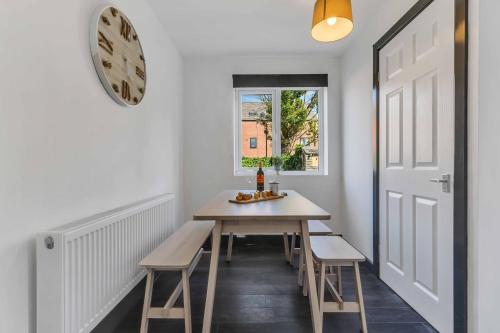 設施, Group-Friendly 4-BR Home with Space & Comfort in 阿什比德拉祖什