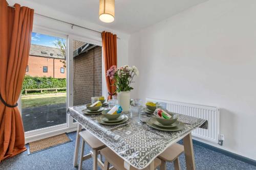 設施, Group-Friendly 4-BR Home with Space & Comfort in 阿什比德拉祖什