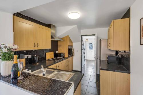 廚房, Group-Friendly 4-BR Home with Space & Comfort in 阿什比德拉祖什