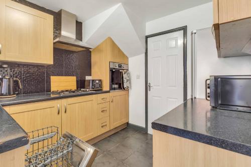 廚房, Group-Friendly 4-BR Home with Space & Comfort in 阿什比德拉祖什