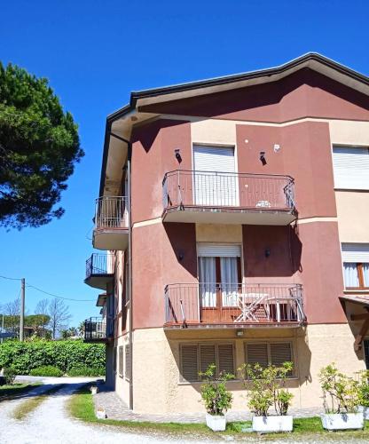 ISA- Holiday Home Il Pontile in Marina di Massa, apartments with private outdoor area, just 400 meters from the beach