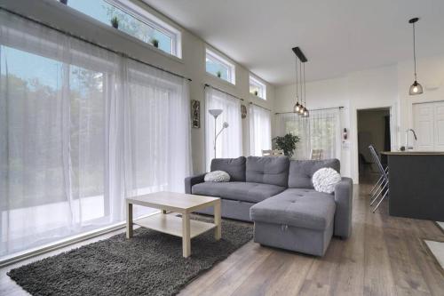 Chalet L'Hérisson (Modern, Spa, BBQ, waterfront) (Chalet L'Herisson (Modern, Spa, BBQ, waterfront)) in 卓特斯(QC)