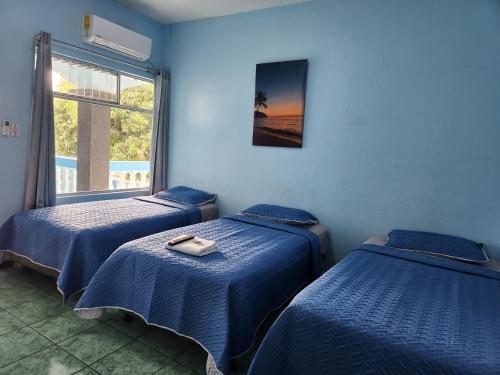3 twin beds