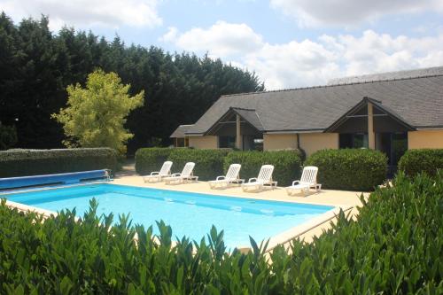 . Les Dineux Village