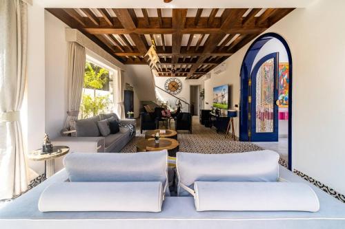 Lux Villa with Pool, Outdoor Cinema, Vespas & Jeep