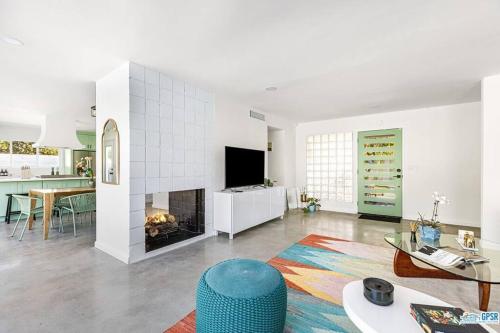 wonderfully reimagined 3bd 2bath mid-century palm springs home - Tap to explore photos