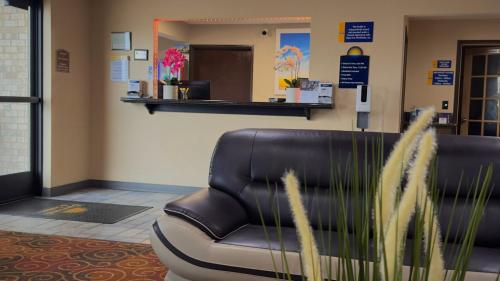 Days Inn & Suites by Wyndham Kaukauna WI