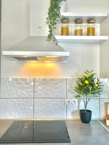 Kitchen, LIVABLOM "Maison et Parking Privee" in Douai