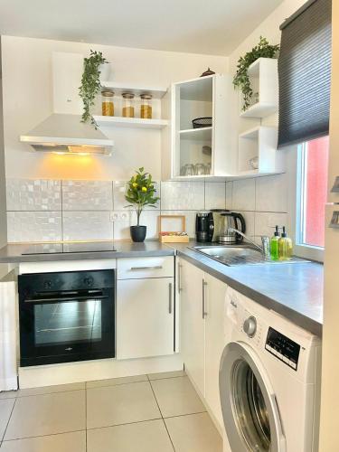 Kitchen, LIVABLOM "Maison et Parking Privee" in Douai