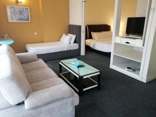 Times Premier Suite At Times Square - image 12