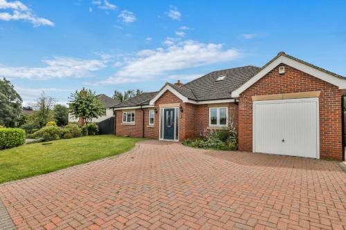 Hotelli välisilme, Comfortable 3-Bed Dormer Bungalow Family & Business Friendly in Swannington (Leicestershire)