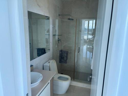 17E Beautiful 2-Bedroom Ocean View Apartment photo 3
