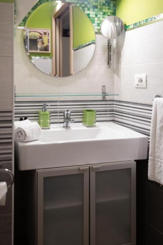 Standard Double Room image 5
