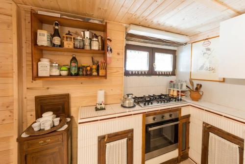 virtuve, Casale Viozzi - Casa Vacanze con piscina nelle Marche in Montefalcone Appennino