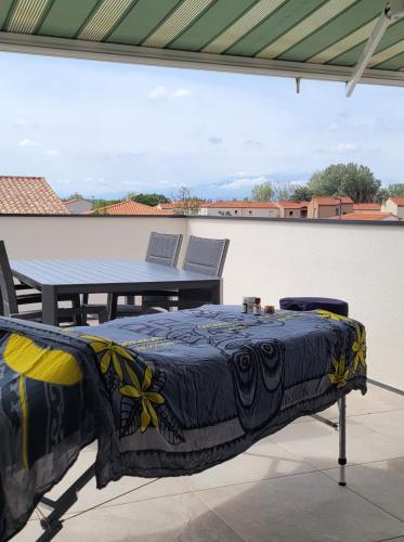 مساج, Studio vue montagne in Rivesaltes