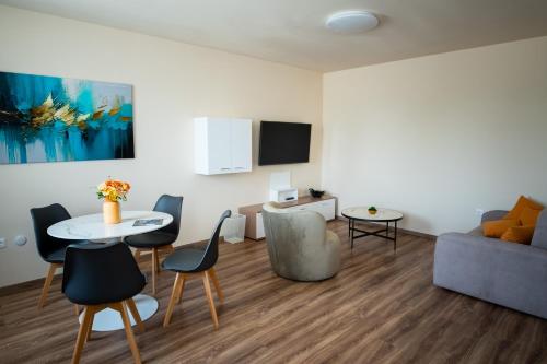 Shared lounge/TV area, Elixir Panzio in Nyirbator