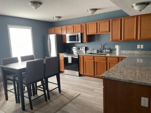 Beautiful 3 BR Townhome - Recently Updated! in Bloomington, USA