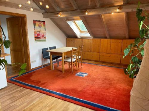 Facilities, Sonnige 2-Zimmer Wohnung unterm Dach in Heroldsberg