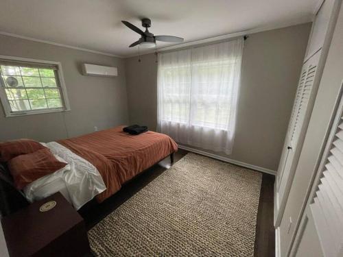 Cute ranch house, less than 1 mile to downtown and skidmore. 2 miles to the track and SPAC in Saratoga Springs, USA