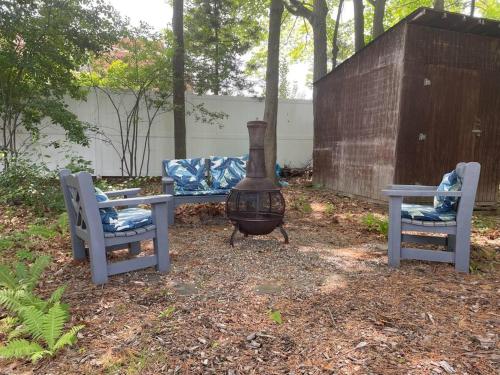 Cute ranch house, less than 1 mile to downtown and skidmore. 2 miles to the track and SPAC in Saratoga Springs, USA