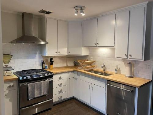 Cute ranch house, less than 1 mile to downtown and skidmore. 2 miles to the track and SPAC in Saratoga Springs, USA