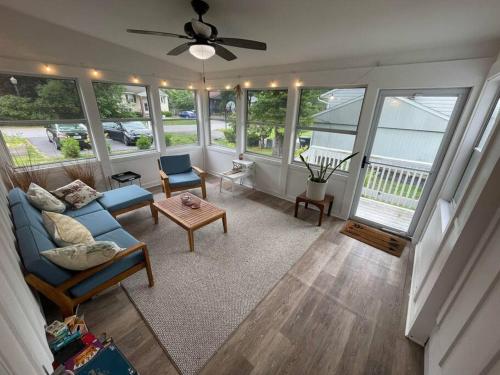 Cute ranch house, less than 1 mile to downtown and skidmore. 2 miles to the track and SPAC in Saratoga Springs, USA