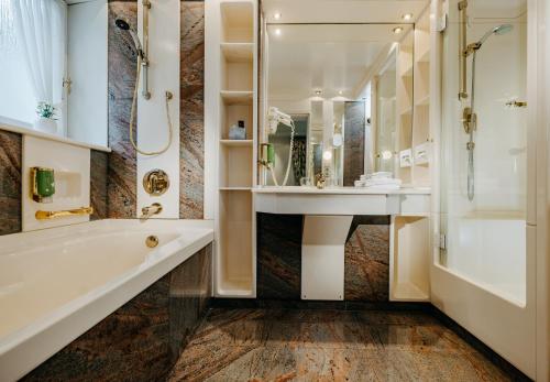 Shower, Romantik Berghotel Astenkrone in Altastenberg