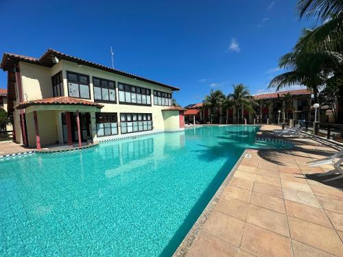 Casa em Condomínio localizado a aproximadamente 250m da praia de Taperapuã e da Arena Axé Moi, com 3 suítes todas com ar condicionado, piscinas adulto e infantil, sauna, portaria 24hrs e internet privativa 300MBPS.