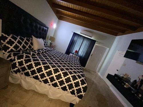 Portmore - Cheerful Private Bedroom with Fan only or AC - Choose your room