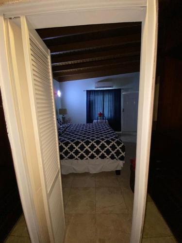 Portmore - Cheerful Private Bedroom with Fan only or AC - Choose your room