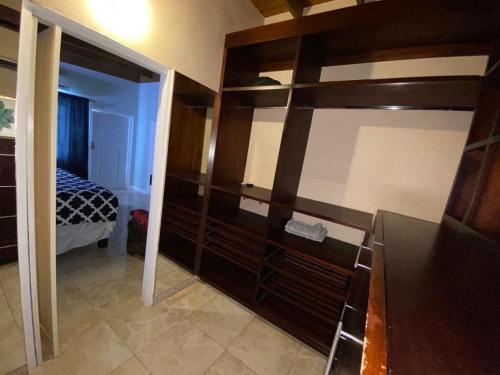 Portmore - Cheerful Private Bedroom with Fan only or AC - Choose your room