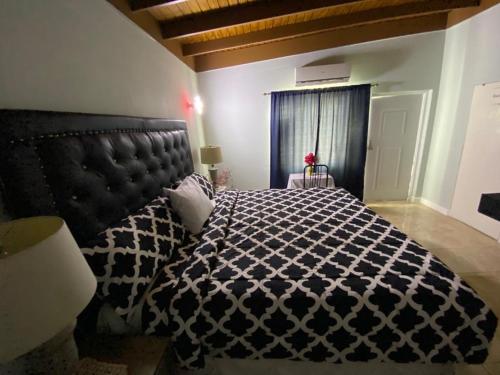 Portmore - Cheerful Private Bedroom with Fan only or AC - Choose your room