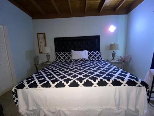 Portmore - Cheerful Private Bedroom with Fan only or AC - Choose your room