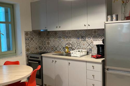 Διαμέρισμα σε ανακαινισμένο αρχοντικό 19ου αιώνα, κέντρο Μύρινας (Διαμερισμα σε ανακαινισμενο αρχοντικο 19ου αιωνα, κεντρο Μυρινας) in Mirina