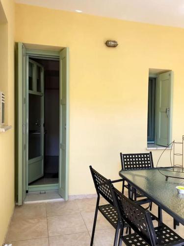 Διαμέρισμα σε ανακαινισμένο αρχοντικό 19ου αιώνα, κέντρο Μύρινας (Διαμερισμα σε ανακαινισμενο αρχοντικο 19ου αιωνα, κεντρο Μυρινας) in Mirina