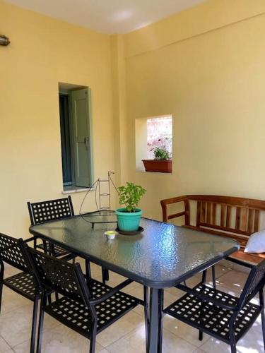 Διαμέρισμα σε ανακαινισμένο αρχοντικό 19ου αιώνα, κέντρο Μύρινας (Διαμερισμα σε ανακαινισμενο αρχοντικο 19ου αιωνα, κεντρο Μυρινας) in Mirina