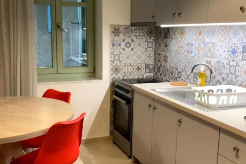 Διαμέρισμα σε ανακαινισμένο αρχοντικό 19ου αιώνα, κέντρο Μύρινας (Διαμερισμα σε ανακαινισμενο αρχοντικο 19ου αιωνα, κεντρο Μυρινας) in Mirina