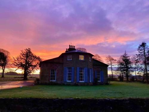 Luxury Scottish Manor house + jacuzzi + bbq cabin + helipad