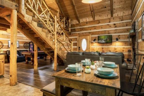Our Bear Hideaway - Couples retreat, hot tub, pool table, arcade in Pleasant Hill