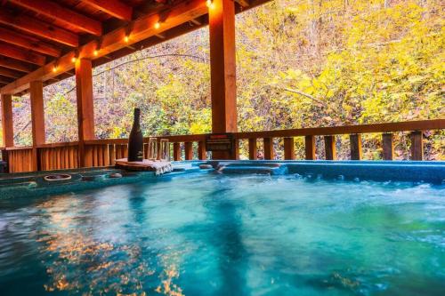 Our Bear Hideaway - Couples retreat, hot tub, pool table, arcade in Pleasant Hill