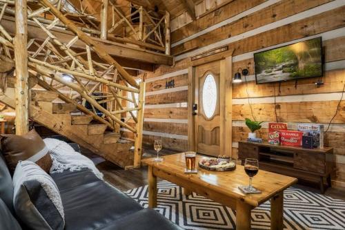 Our Bear Hideaway - Couples retreat, hot tub, pool table, arcade in Pleasant Hill