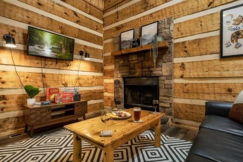 Our Bear Hideaway - Couples retreat, hot tub, pool table, arcade in Pleasant Hill
