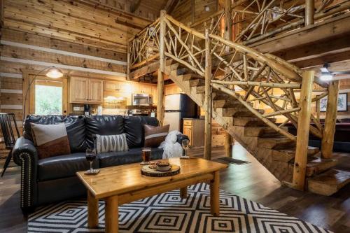 Our Bear Hideaway - Couples retreat, hot tub, pool table, arcade in Pleasant Hill