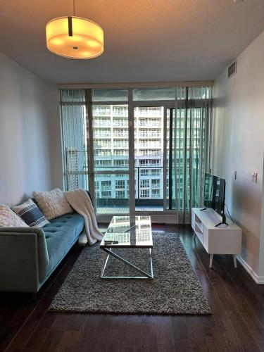 Lakeview Condo in Downtown with Free Parking.