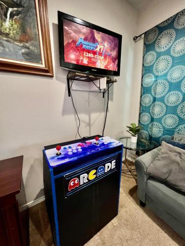 Gorgeous 3BR 3BA Home W Private Hot tub, 3k Arcade Games & private garage- 5mins to the Airport in San Antonio, USA