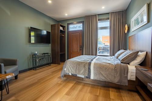 . Lux Hotel